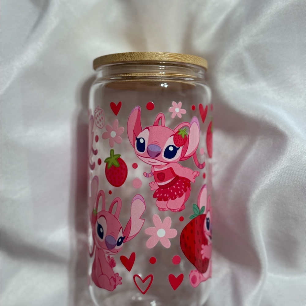 Angel w strawberry cup